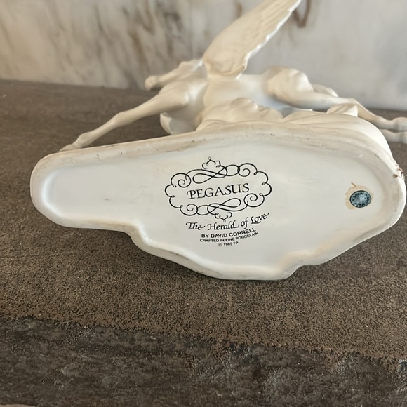 A Pegasus By David Cornell Porcelain Figure - Picture 5 of 5